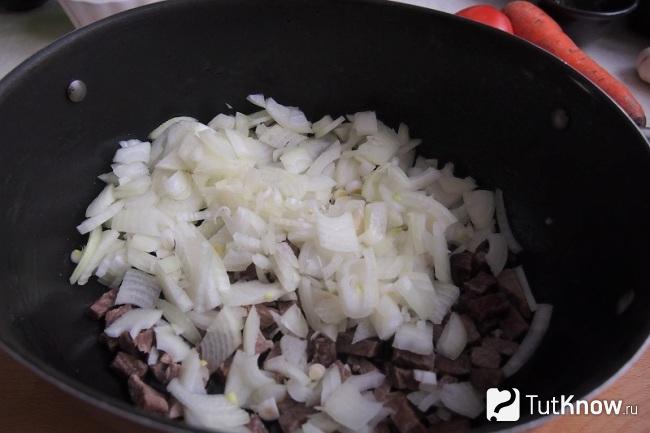 Обжариваем мясо с луком