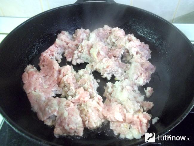 Мясо с луком жарятся в сковороде