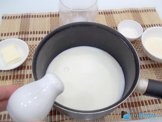 Молоко доведено о кипения и добавлена соль