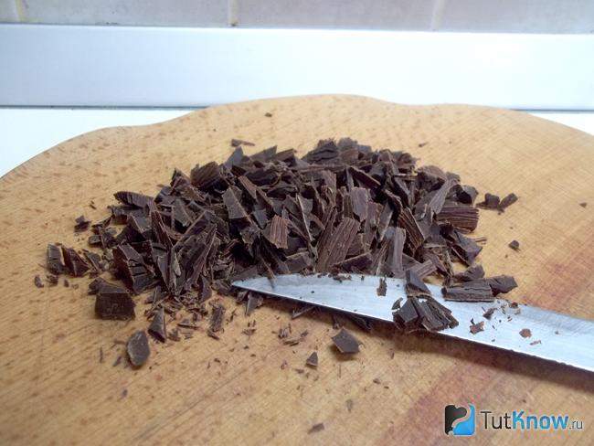 Дробленый шоколад. Измельченный шоколад. Порубите шоколад фото. Шоколад перемолотые жуки.
