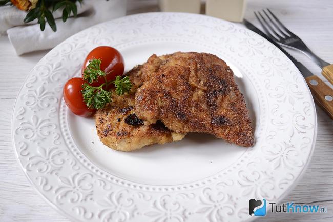 Готовые отбивные из куриного филе маринованные в луке и сметане