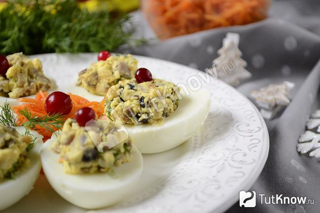 Готовые яйца фаршированные грибами шампиньонами