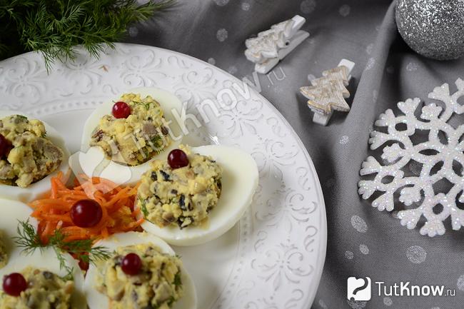 Яйца фаршированные шампиньонами