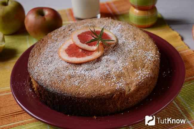 Готовая шарлотка в блюде