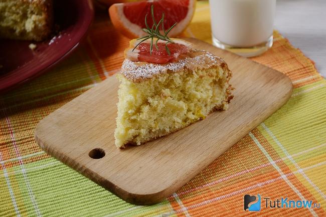 Готовая шарлотка с яблоками и апельсинами