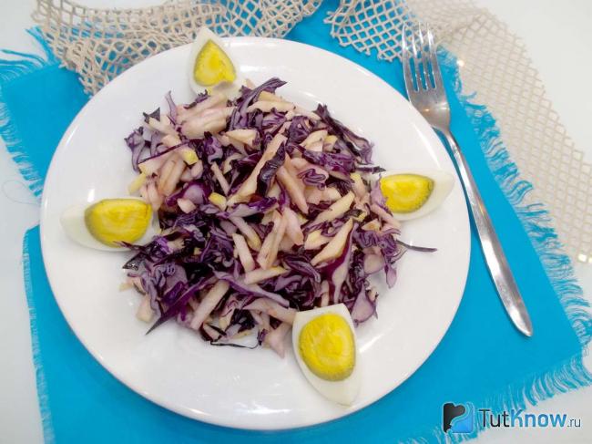 Готовый салат из красной капусты с яблоками и яйцами