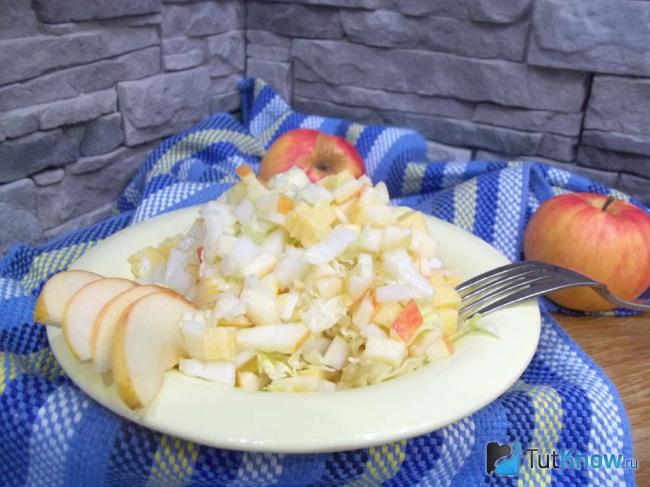Готовый салат из пекинской капусты с яблоком и сыром