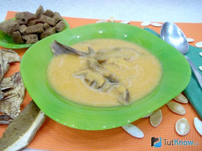 Готовый сливочный тыквено-морковный крем-суп с грибами