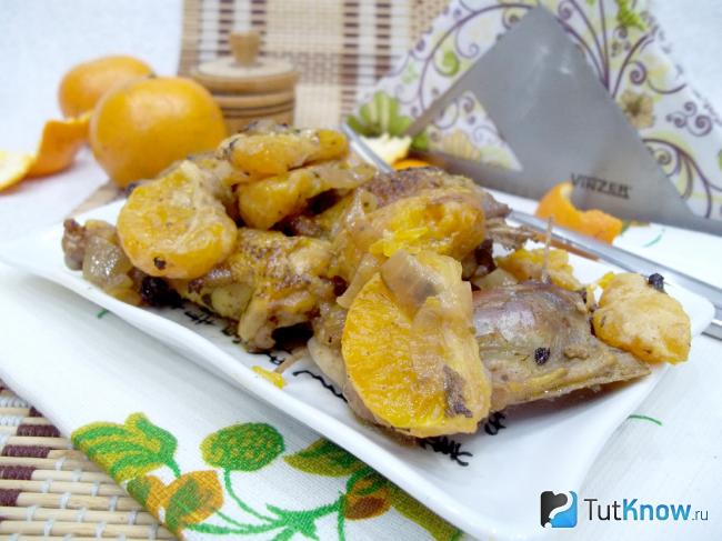 Готовая тушеная курица с мандаринами