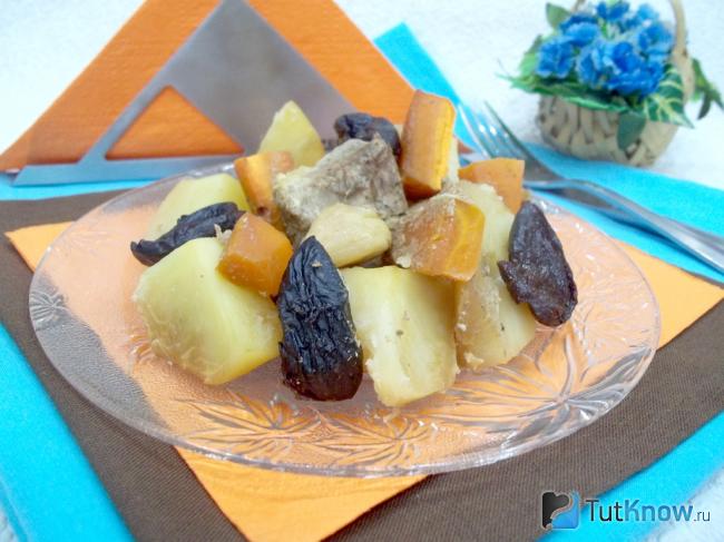 Готовое маринованной свинина с картофелем и черносливом в духовке