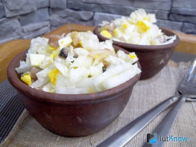 Готовый салат из пекинской капусты, грибов, яиц и брынзы