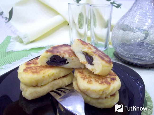 Готовые картофельные зразы с черносливом