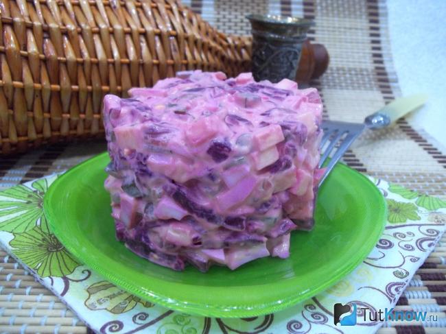Готовый свекольный салат с яйцами и огурцами