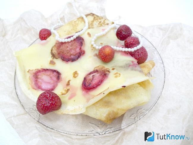 Готовые блины на сыворотке с клубникой
