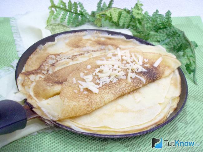 Готовые сырные блинчики на пиве