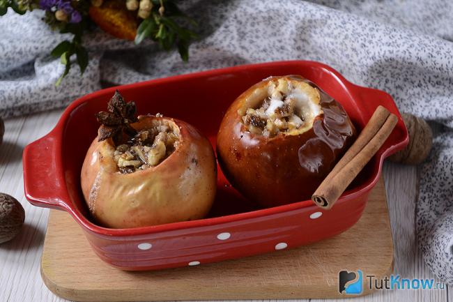 Запечённые яблоки в форме для запекания
