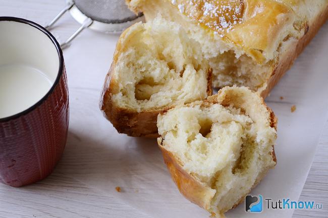 Готовая булочка, порезанная на куски