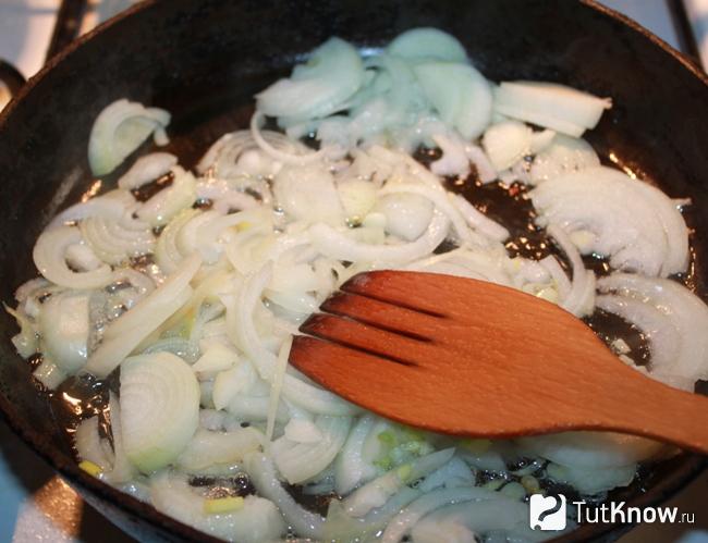 Нарезаем луковицу полукольцами