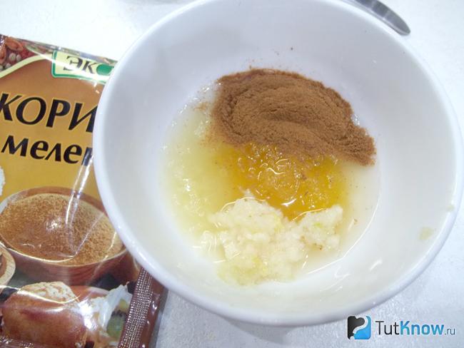 Соединены продукты для соуса
