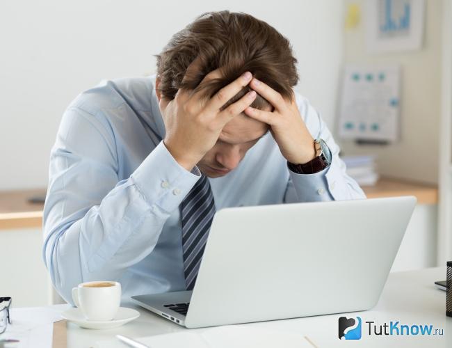 Мужчина с апатией на работе