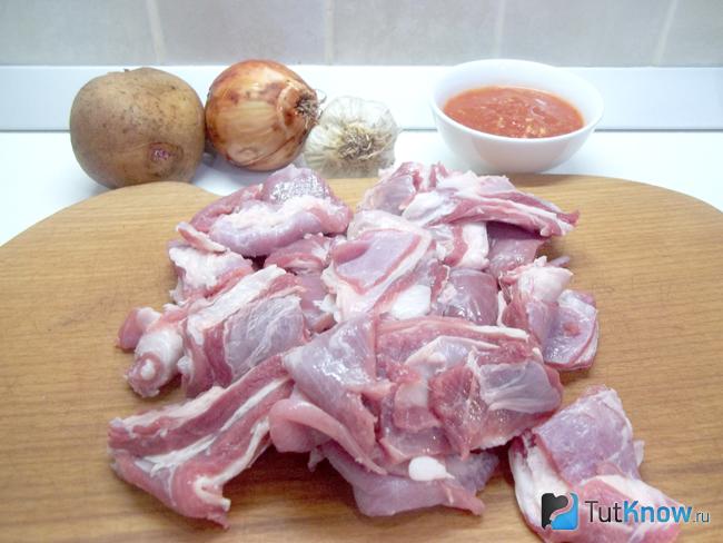 Мясо нарезано кусочками