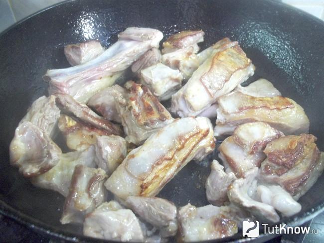 Мясо жарится
