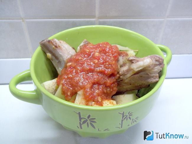 Продукты залиты соусом