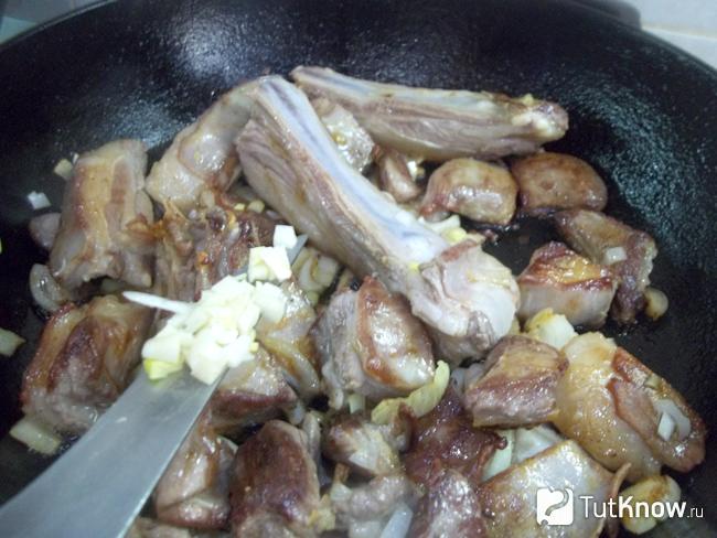Чеснок добавлен к мясу