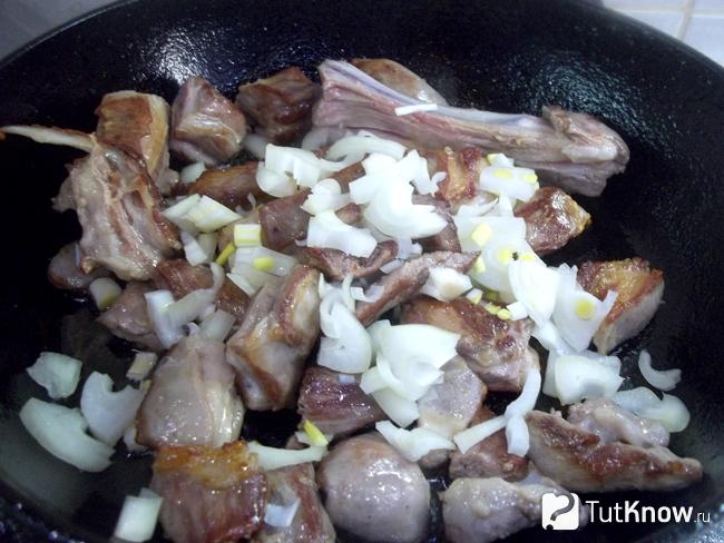Лук добавлен к мясу