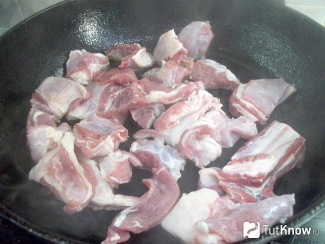 Мясо жарится