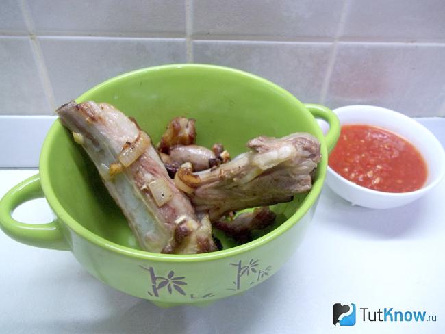 Мясо выложено в горшочки