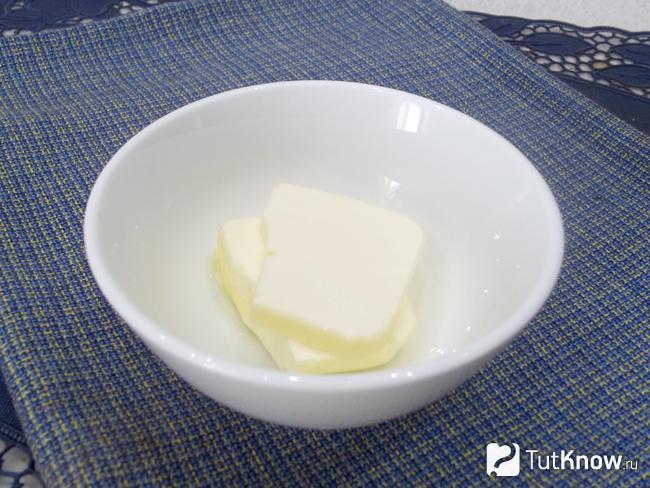 Сливочное масло выложено в миску