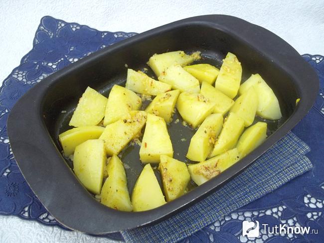 Картофель полит соусом