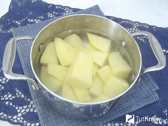 Картофель залит водой