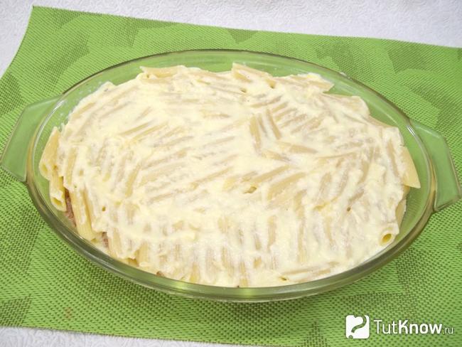 Макароны смазаны соусом