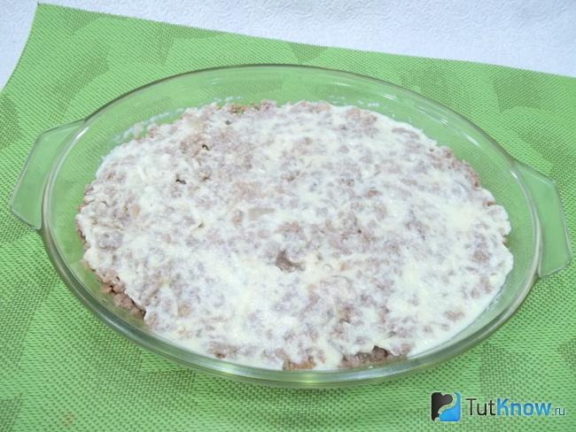 Фарш смазан соусом