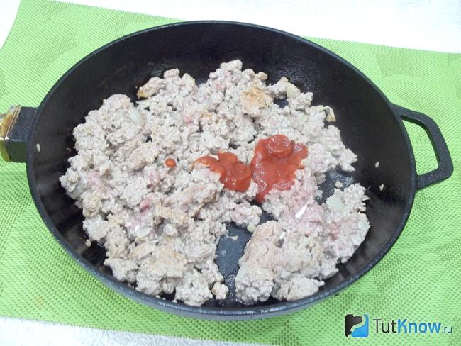 Фарш приправлен соусом и специями