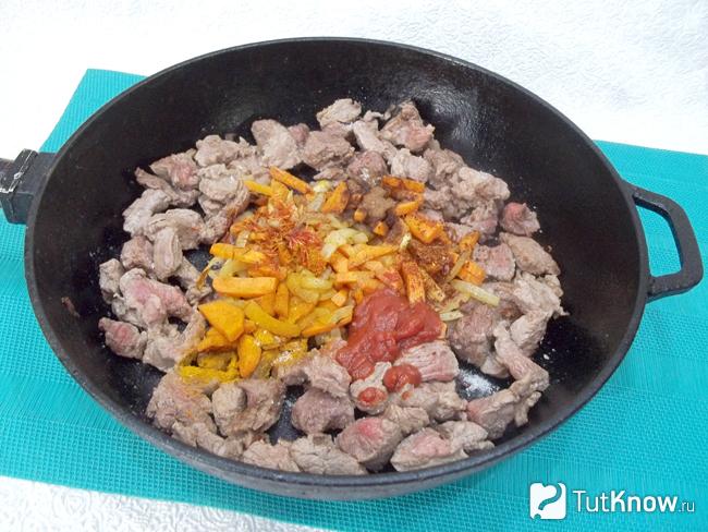 Мясо с овощами приправлено томатом и специями