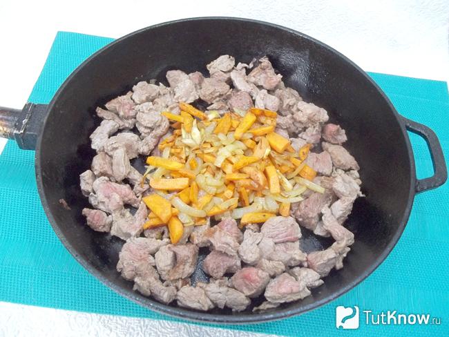 Овощи добавлены к мясу
