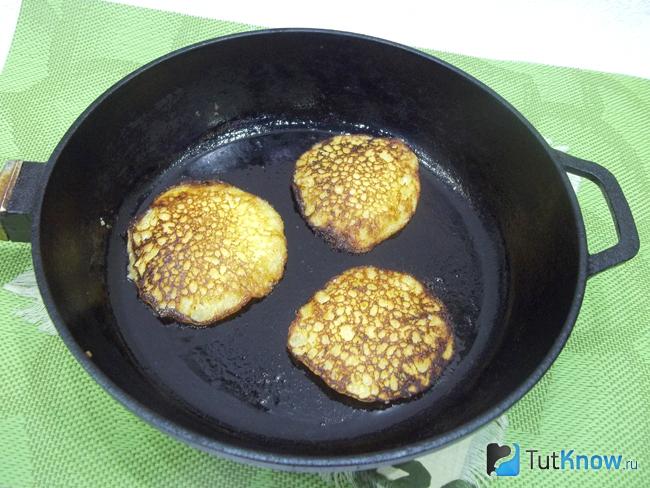 Оладьи молочные без дрожжей, пышные с содой с манкой и кефиром, на молоке и воде, с добавлением дрожжей и соды