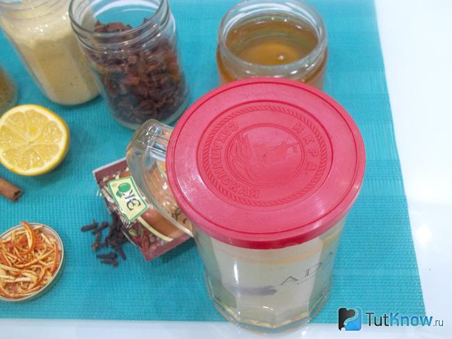Продукты закрыты крышкой и настаиваются