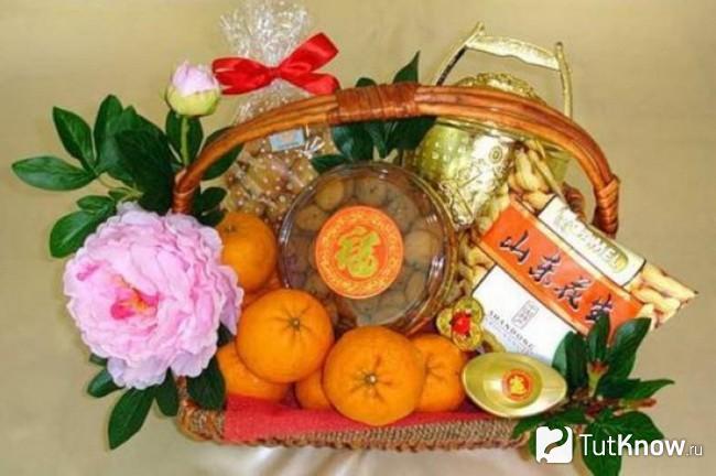 Праздничная корзинка с фруктами и цветами