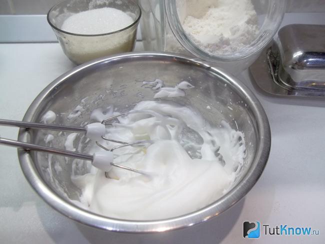 Белки взбиты миксером