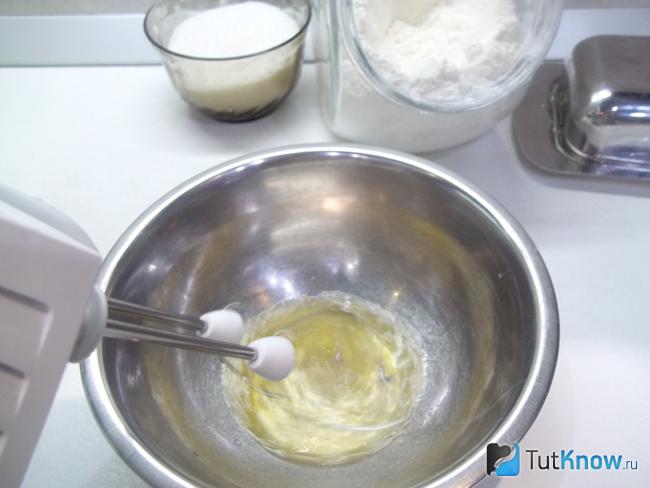 Белки взбиты миксером