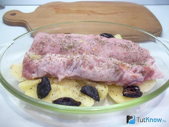 К картофелю добавлено мясо