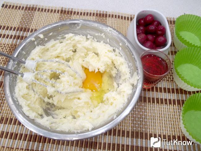 Масло взбито с сахаром и добавлены яйца
