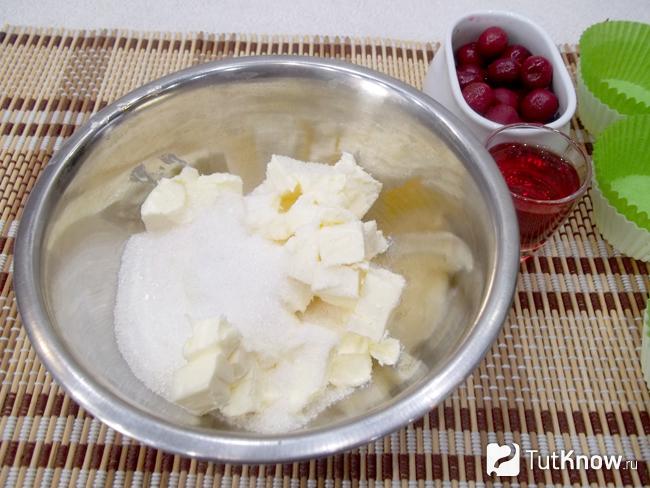 Масло соедините с сахаром
