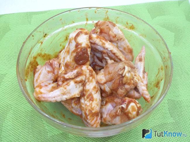 Крылышки маринуются