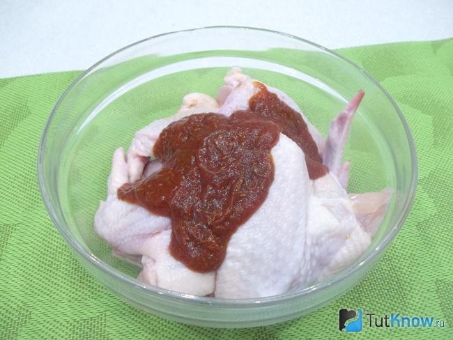 Крылышки заправлены соусом