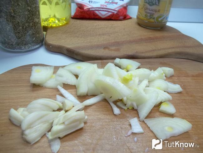 Лук и чеснок нарезаны